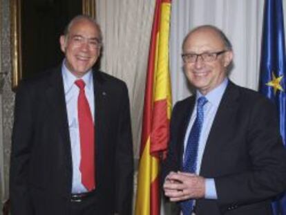 Fotograf&iacute;a facilitada por el Ministerio de Hacienda y Administraciones p&uacute;blicas del ministro, Crist&oacute;bal Montoro (d), junto al secretario general de la Organizaci&oacute;n para la Cooperaci&oacute;n y el Desarrollo Econ&oacute;micos (OCDE), Angel Gurr&iacute;a.