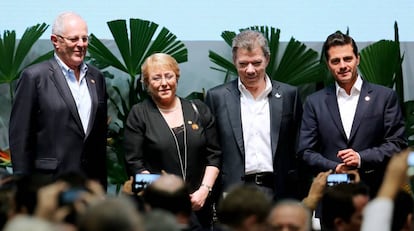 El presidente peruano Pedro Pablo Kuczynski, la chilena Michel Bachelet, el colombiano Juan Manuel Santos y el mexicano Enrique Peña Nieto, durante la cumbre de la Alianza del Pacífico.