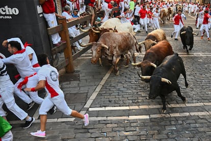 Los toros de la ganadería madrileña de Victoriano del Río, este jueves durante el cuarto encierro de San Fermín.