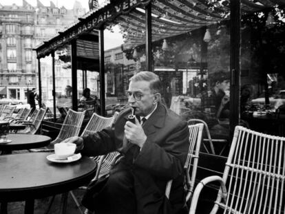 El escritor Jean-Paul Sartre, en una terraza del barrio parisiense de Montparnasse, en 1966.