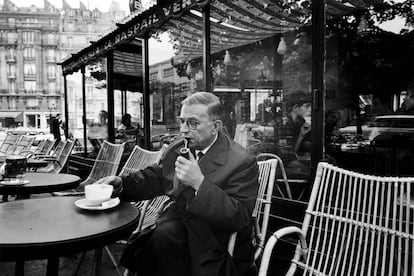 El escritor Jean-Paul Sartre, en una terraza del barrio parisiense de Montparnasse, en 1966.