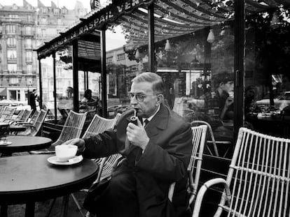 El escritor Jean-Paul Sartre, en una terraza del barrio parisiense de Montparnasse, en 1966.