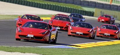 Propietarios de varios Ferrari ruedan por la pista del Circuito Ricardo Tormo de Cheste con motivo de las "Finali Mondiali 2012" que cada final de temporada organiza la escudería.