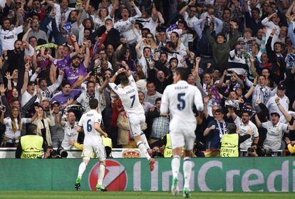 Cristiano Ronaldo (c) celebra el segundo gol del partido con la afición.