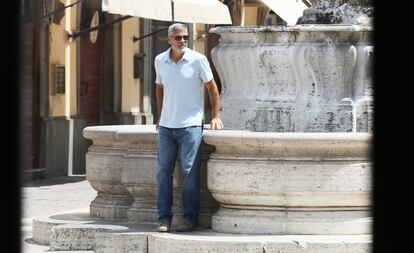 El actor George Clooney en el set de 'Trampa-22', este viernes en Sutri, Italia.