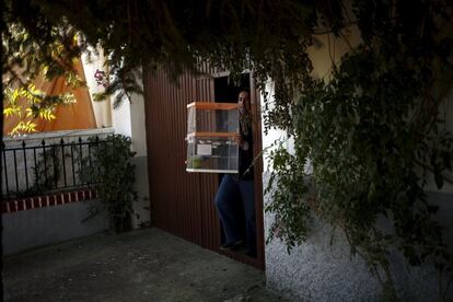 Un hombre transporta una urna electoral el día antes de las elecciones generales del 20D en Ronda.