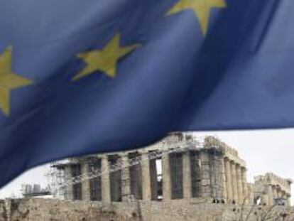Vista de una bandera de la Unión Europea ondeando frente al Partenón en Atenas, Grecia. EFE/Archivo