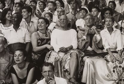 Picasso en los toros, con su mujer Jacqueline, familiares y amigos, de Jan Adam Stevens. Vallauris, agosto de 1955. 