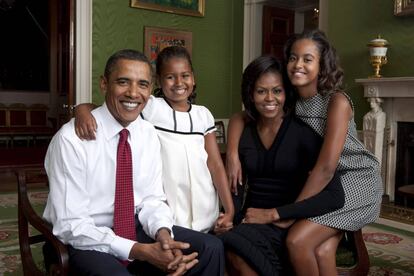 Primer retrato oficial de la familia Obama. La fotograf&iacute;a fue realizada en la Sala Verde de la Casa Blanca el 1 de septiembre de 2009. 