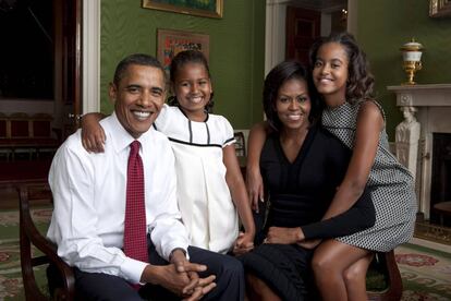 Primer retrato oficial de la familia Obama. La fotografía fue realizada en la Sala Verde de la Casa Blanca el 1 de septiembre de 2009.