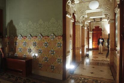 Los mosaicos del suelo, y las baldosas vidriadas de las paredes, contrastan con los colores monocromos de las paredes, esgrafidas de la Casa Lleó i Morera.