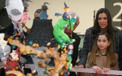 Las dos Falleras Mayores de 2015 mirando una maqueta en Expojove, este viernes.