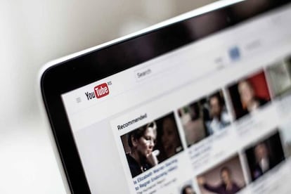 La página web de YouTube abierta en un ordenador portátil.