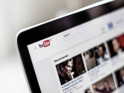 La página web de YouTube abierta en un ordenador portátil.