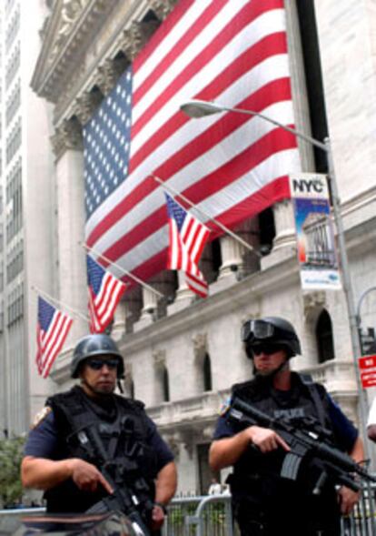 Una pareja de policías patrulla ayer frente a la sede de la Bolsa de Wall Street.