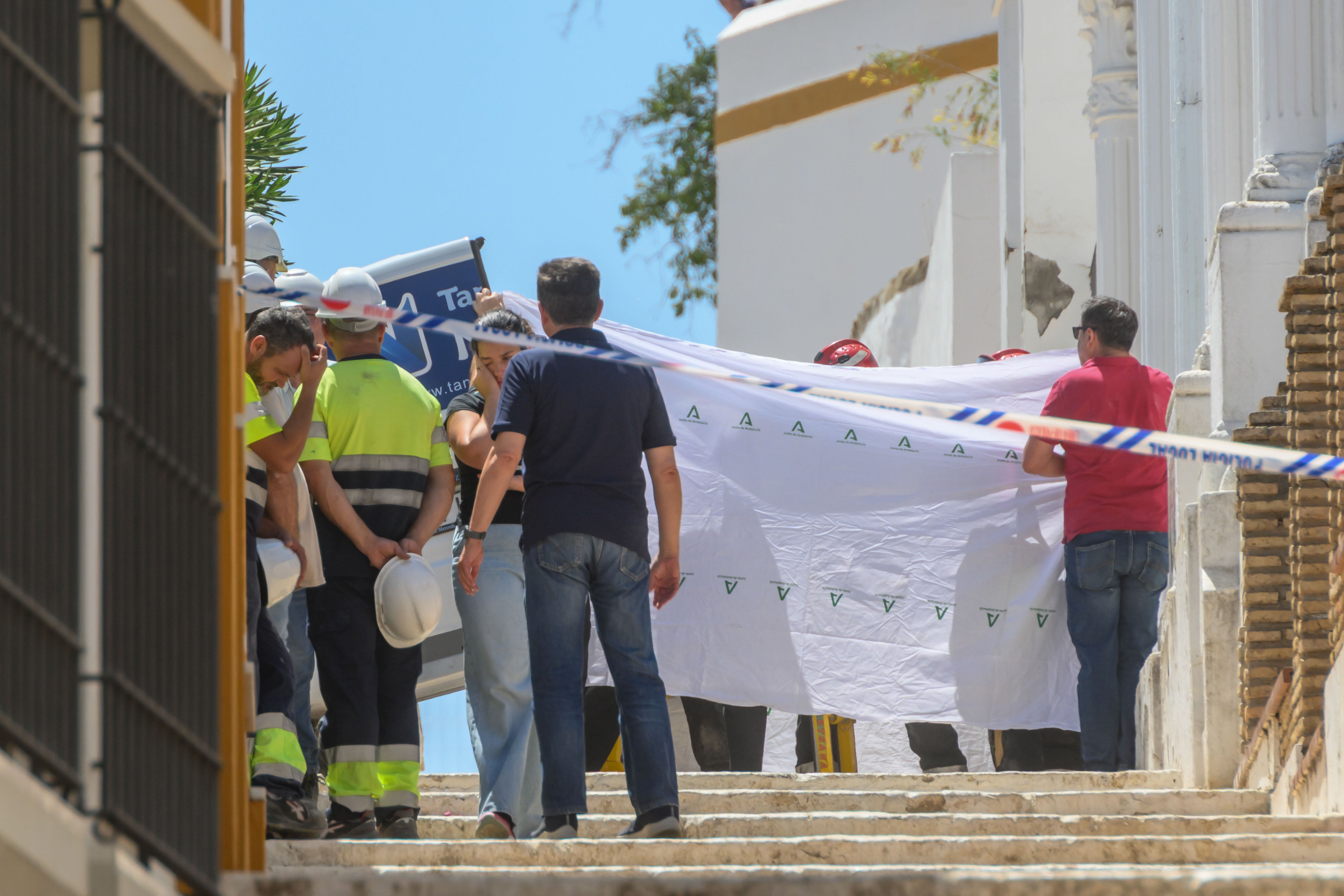 Imagen del 17 de julio en Alcalá de Guadaíra (Sevilla), cuando dos trabajadores de la construcción fallecieron tras caer sobre ellos el techo de una vivienda que estaban reformando. 