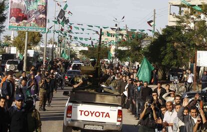 Miembros de las brigadas Al Qassam escoltan a Jaled Meshal durante su paseo por la Franja de Gaza.
