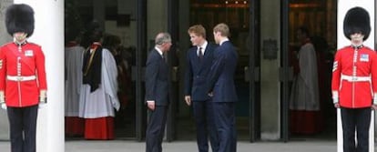 El príncipe Carlos conversa con sus hijos Enrique y Guillermo, poco antes de la homilía, que se celebró en la capilla de los Guardias Reales, en el cuartel vecino al palacio de Buckingham.