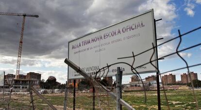 Valla publicitaria en la que la Generalitat anuncia en Valencia una Escuela de Idiomas.