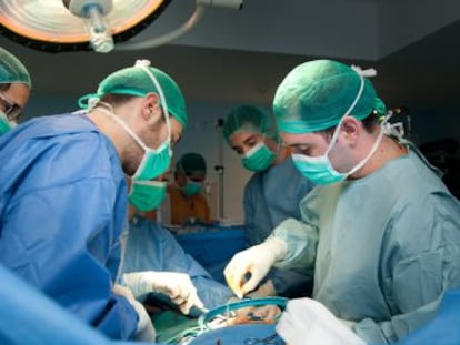 Una intervención de cirugía protésica de pene en el hospital de Bellvitge