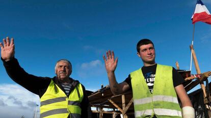 Miembros del movimiento de los chalecos amarillos en Saint Beauzire (Francia), el pasado 6 de diciembre.