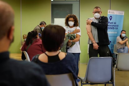 Vacunación masiva para mayores de 50 años en el Centre Civic Montserrat Roig, en Terrasa (Barcelona).