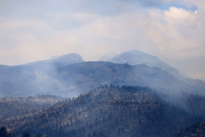 Una imagen del monte humeante, como consecuencia del incendio que se originó en Paüls, en Tarragona.