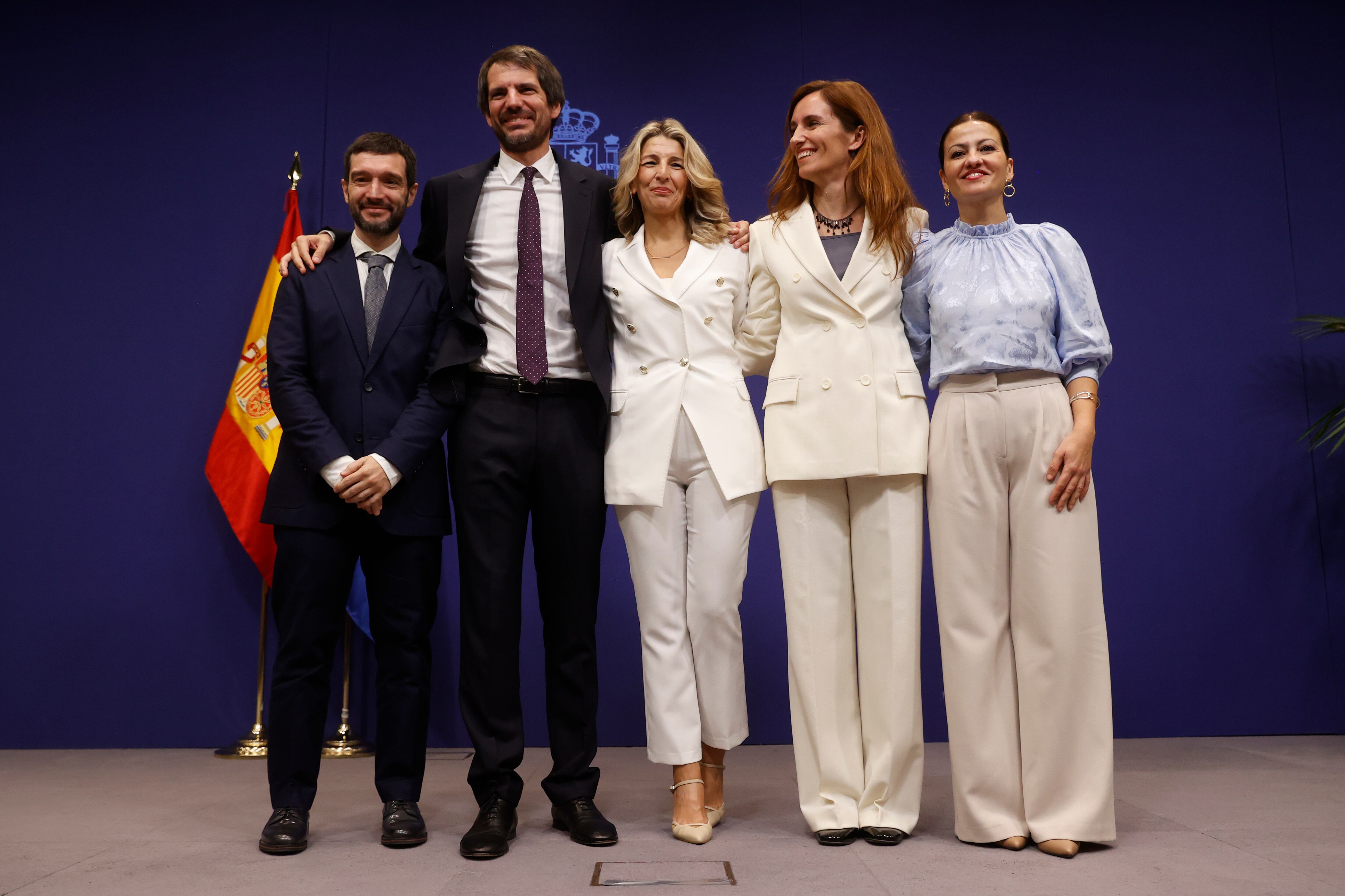 Yolanda Díaz, en la toma posesión de su cartera como vicepresidenta segunda del Gobierno junto a los ministros Pablo Bustinduy, Ernest Urtasun, Mónica García y Sira Rego.