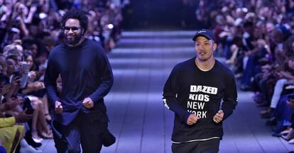 Dao-Yi Chow y Maxwell Osborne, tras su desfile de DKNY el pasado septiembre en Par&iacute;s.