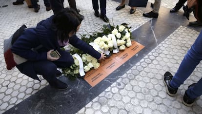 Placas en recuerdo del asesinato del presidente de la Diputación de Guipúzcoa, Juan María de Araluce, su conductor José María Elicegui y los tres policías de escolta Alfredo García González, Antonio Palomo Pérez y Luis Francisco Sanz Flores.