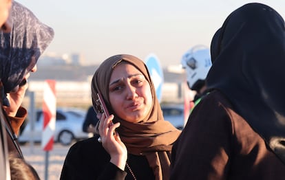 Una mujer habla por teléfono durante el atentado en las instalaciones de TUSAS, este miércoles a las afueras de Ankara.
