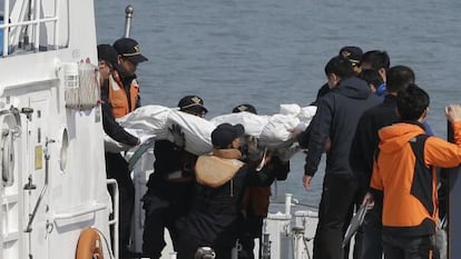 Traslado de una v&iacute;ctima del naufragio al puerto de Jindo.