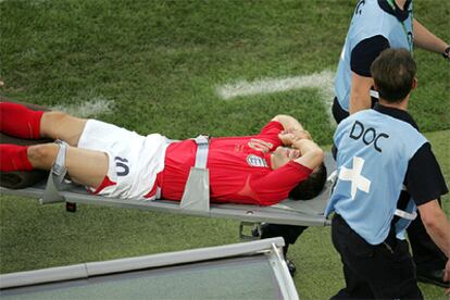 Owen, en el momento de lesionarse en el partido Inglaterra-Suecia.