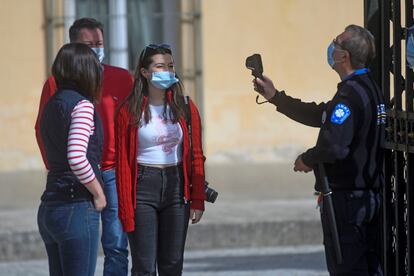 Varios turistas acceden a los jardines del palacio real de La Granja de San Ildefonso (Segovia), el miércoles.