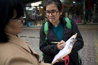 Una voluntaria re&uacute;ne firmas para la consulta sobre el Yasun&iacute;.