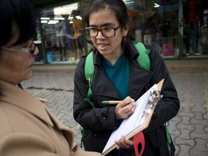 Una voluntaria reúne firmas para la consulta sobre el Yasuní.