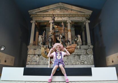 El Museo Británico de Londres reabrirá sus puertas el próximo 27 de agosto. En la imagen, el artista Grayson Perry revela una edición inédita de su obra La Tumba del Artesano Desconocido, vista junto al Monumento de las Nereidas.