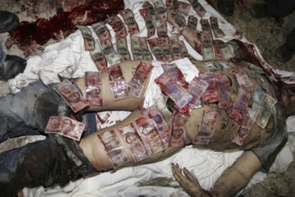 Foto del capo de la droga mexicano, Arturo Beltrán Leyva, cubierto de billetes, como advertencia contra los narcotraficantes.
