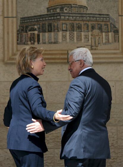 Abbas da la bienvenida a Clinton en Ramala (Cisjordania)