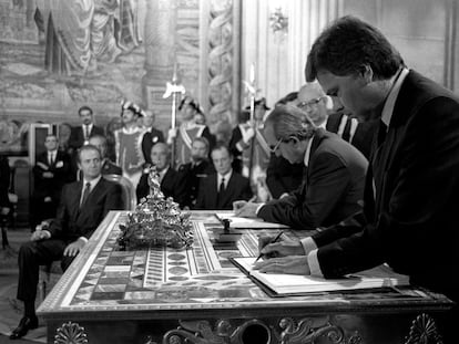 El presidente del Gobierno español, Felipe González (d), procede a la firma del Tratado de Adhesion de España a la CEE, junto al ministro de Exteriores, Fernando Morán, ante la atenta mirada del rey Juan Carlos I, el marqués de Mondejar y Sabino Fernández Campo, durante la ceremonia celebrada en el salón de Columnas del Palacio Real.