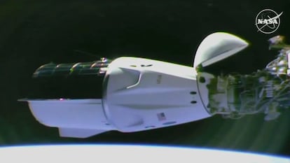 Cápsula Crew Dragon de SpaceX acoplánmdose a la ISS