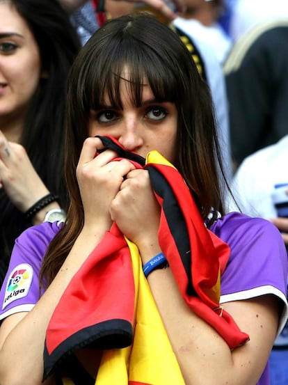 Aficionados del Real Madrid siguen el partido de la final de la Champions League en el estadio Santiago Bernabéu.