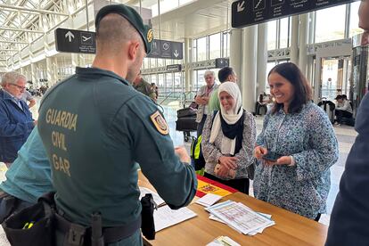 Agentes de la Guardia Civil comprueban los documentos de los ciudadanos españoles, antes de ser evacuados del Líbano, en el Aeropuerto Internacional Beirut-Rafik Hariri, de Beirut, este jueves.