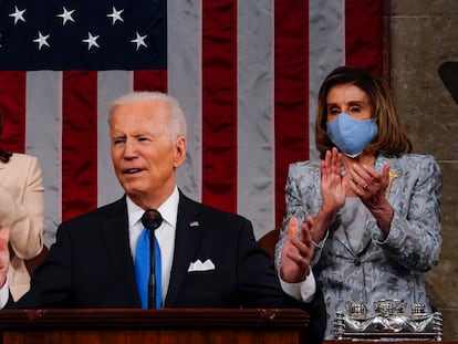 Joe Biden junto a Kamala Harris (izquierda) y Nancy Pelosi, en el Capitolio, el miércoles.