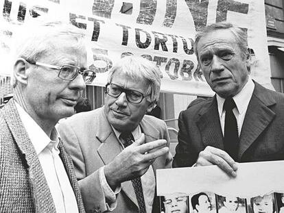 Emmanuel Le Roy Ladurie (izquierda), Sempr&uacute;n e Yves Montand, en una manifestaci&oacute;n contra la tortura en Argentina.