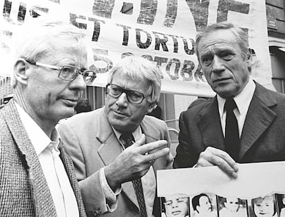 Emmanuel Le Roy Ladurie (izquierda), Sempr&uacute;n e Yves Montand, en una manifestaci&oacute;n contra la tortura en Argentina.