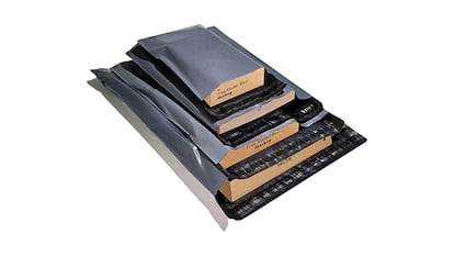 Bolsas para envíos sobre fondo blanco.