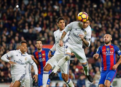 Sergio Ramos, defensa del Real Madrid, marca el gol del empate frente al FC Barcelona durante un partido de Liga.