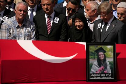 Mehmet (a la izquierda), el padre de Aysenur Ezgi Eygi, durante el funeral de su hija frente a la mezquita central de Didim (Turquía), este sábado.