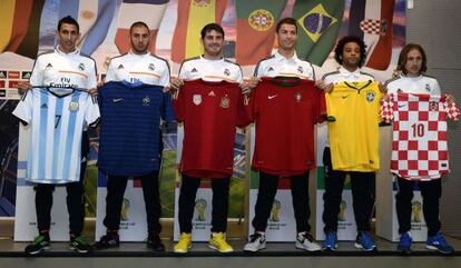 Di María, Benzema, Casillas, Cristiano, Marcelo e Modric posam com as camisas de Argentina, França, Espanha, Portugal, Brasil e Croácia.